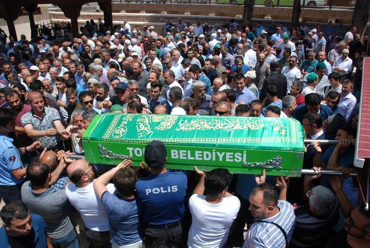 Aynı günde iki genç kalplerine yenik düştü