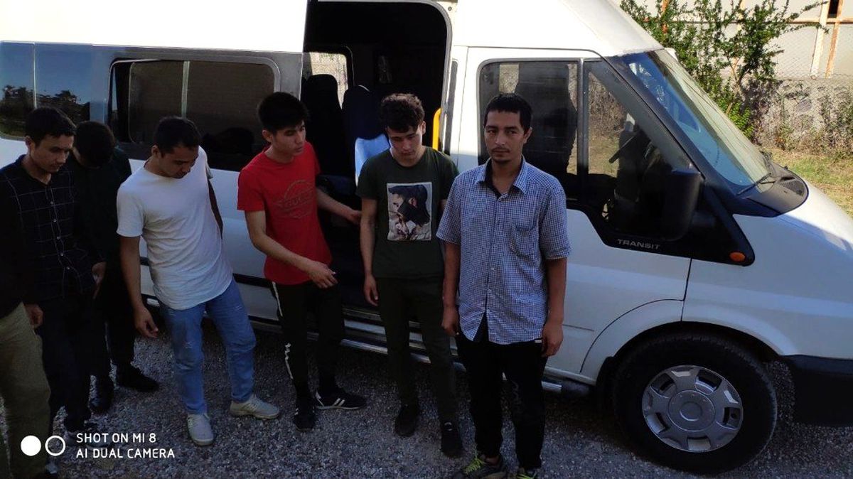 Ayvalık\'ta jandarma iki ayrı operasyonda 65 göçmen ele geçirildi