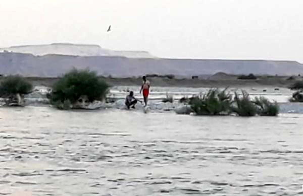 Baraj kapakları açılınca avlandıkları çayda mahsur kaldılar