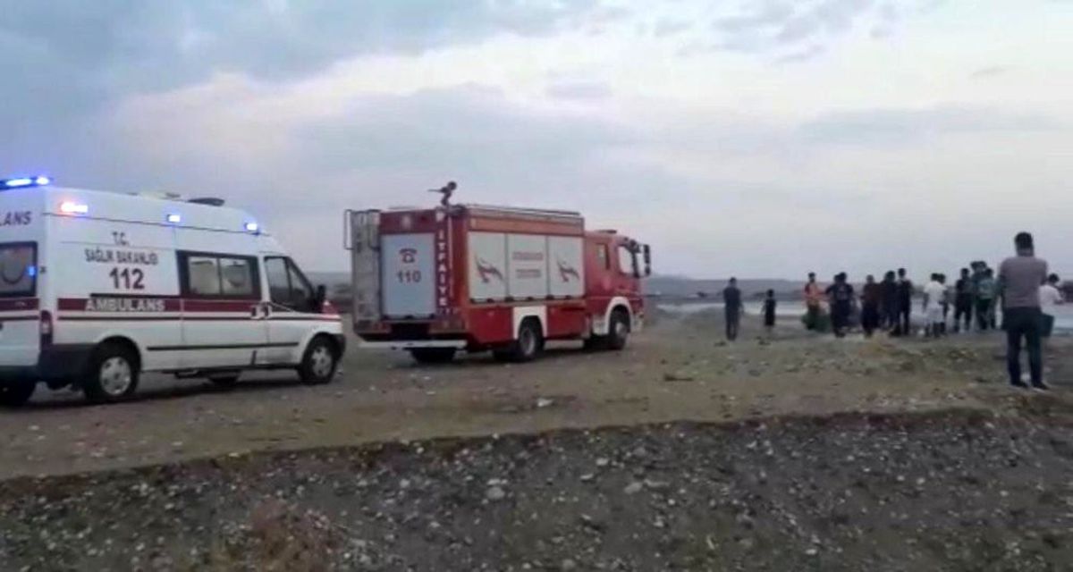 Baraj kapakları açılınca çayda mahsur kaldılar