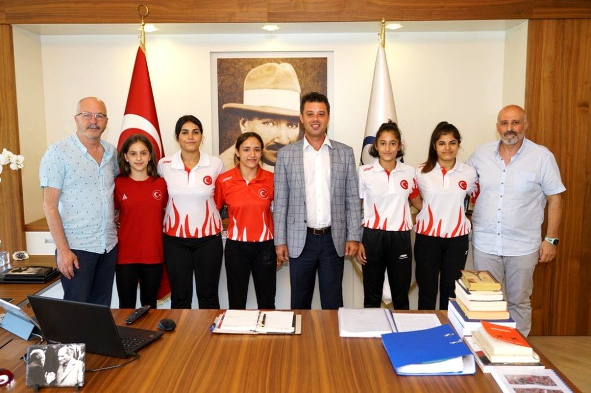 Başarılı güreşçiler ödüllendirildi