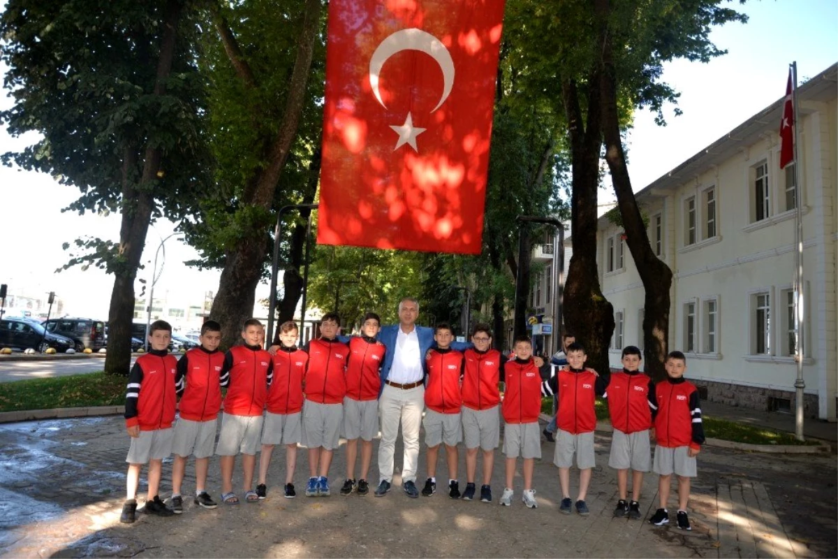 Başkan Babaoğlu hentbolcuları uğurladı