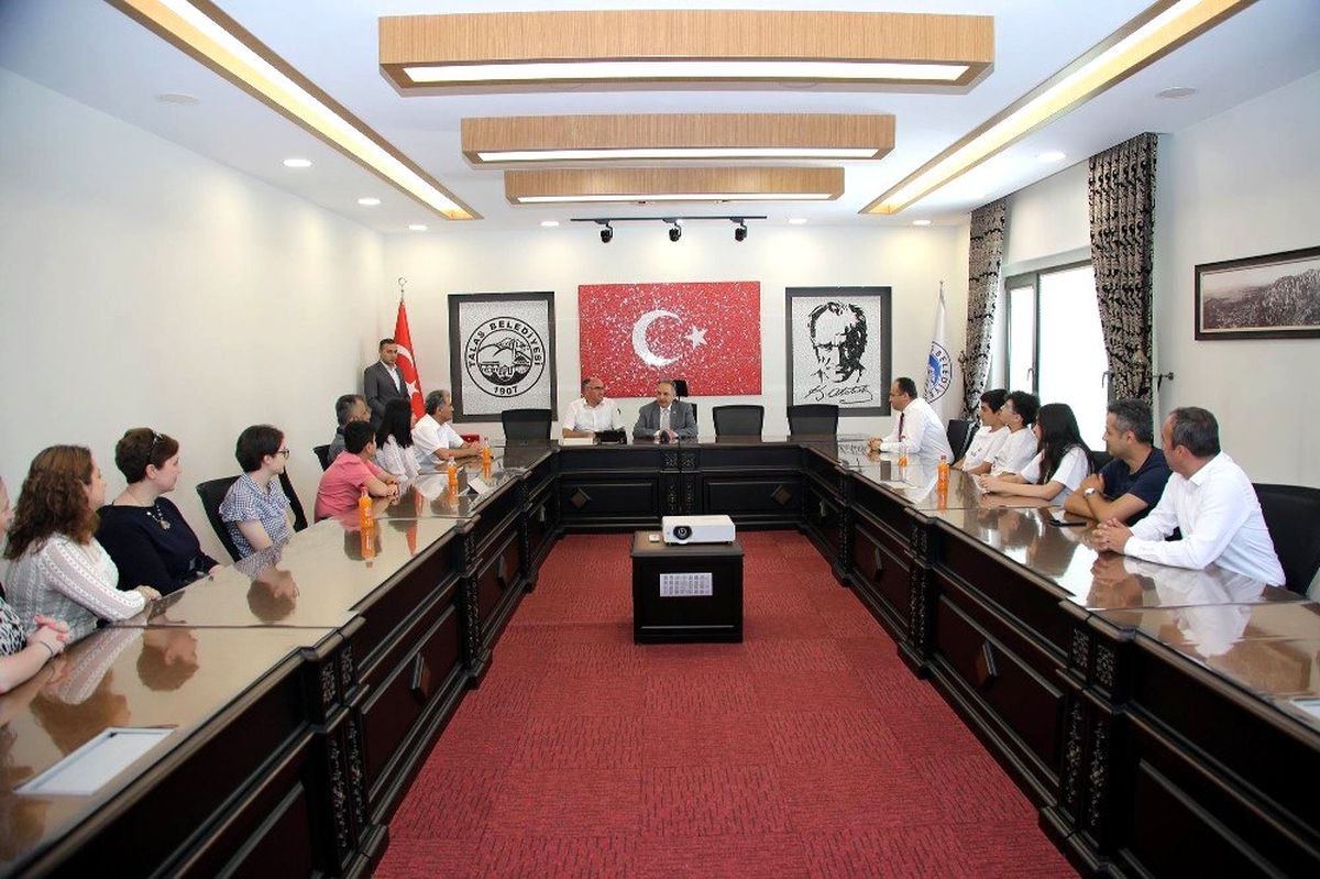 Başkan Yalçın\'dan başarılı öğrencilere ödül