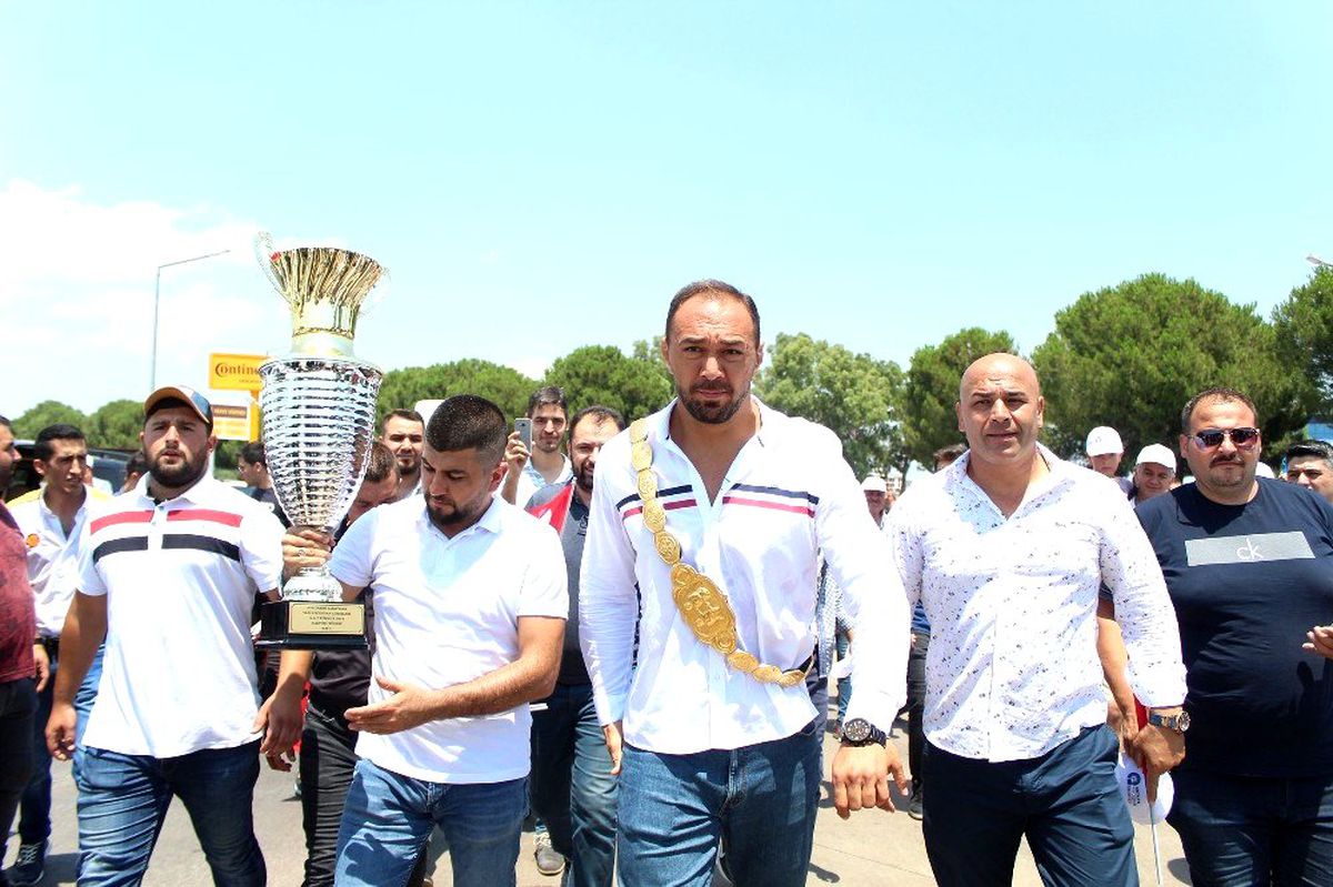 Başpehlivan Gürbüz\'e Antalya\'da coşkulu karşılama