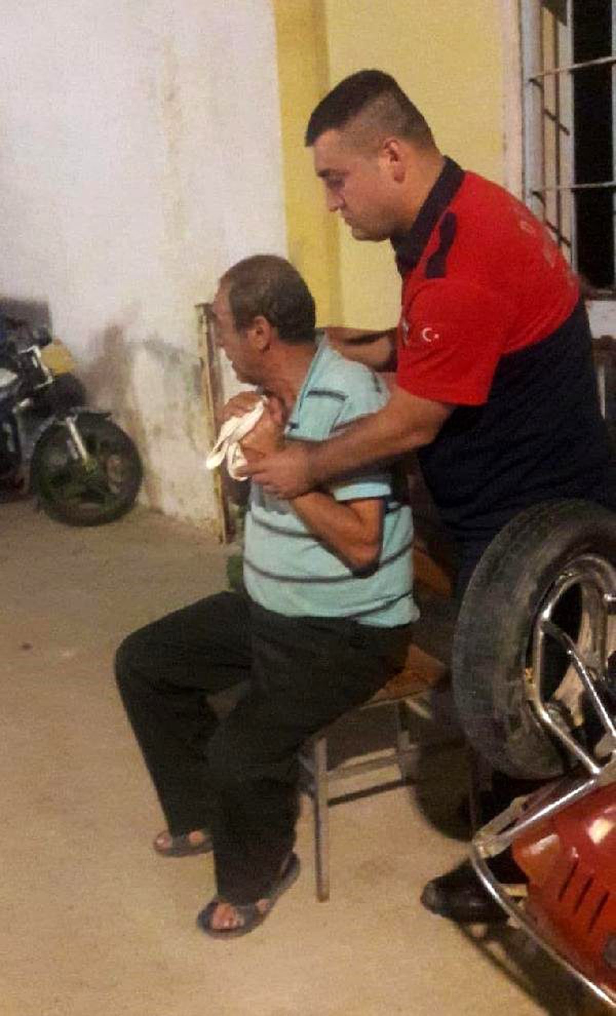 Bıçak bilerken parmağını koparttı