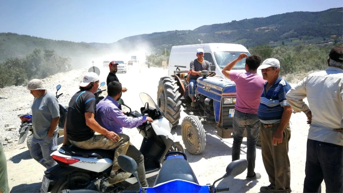 Bitmeyen yol toz yüzünden çiftçiyi isyan ettirdi, yolu traktörle trafiğe kapattılar