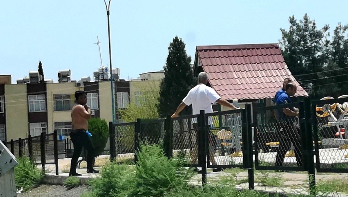 Boğazına bıçak dayayan genci polis ikna etti