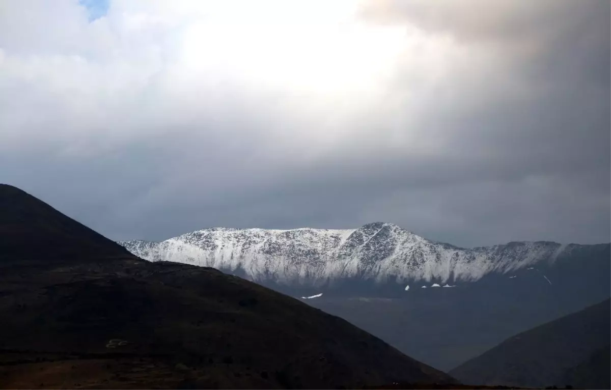 Türkiye kavrulurken, Erzincan\'da kar yağdı