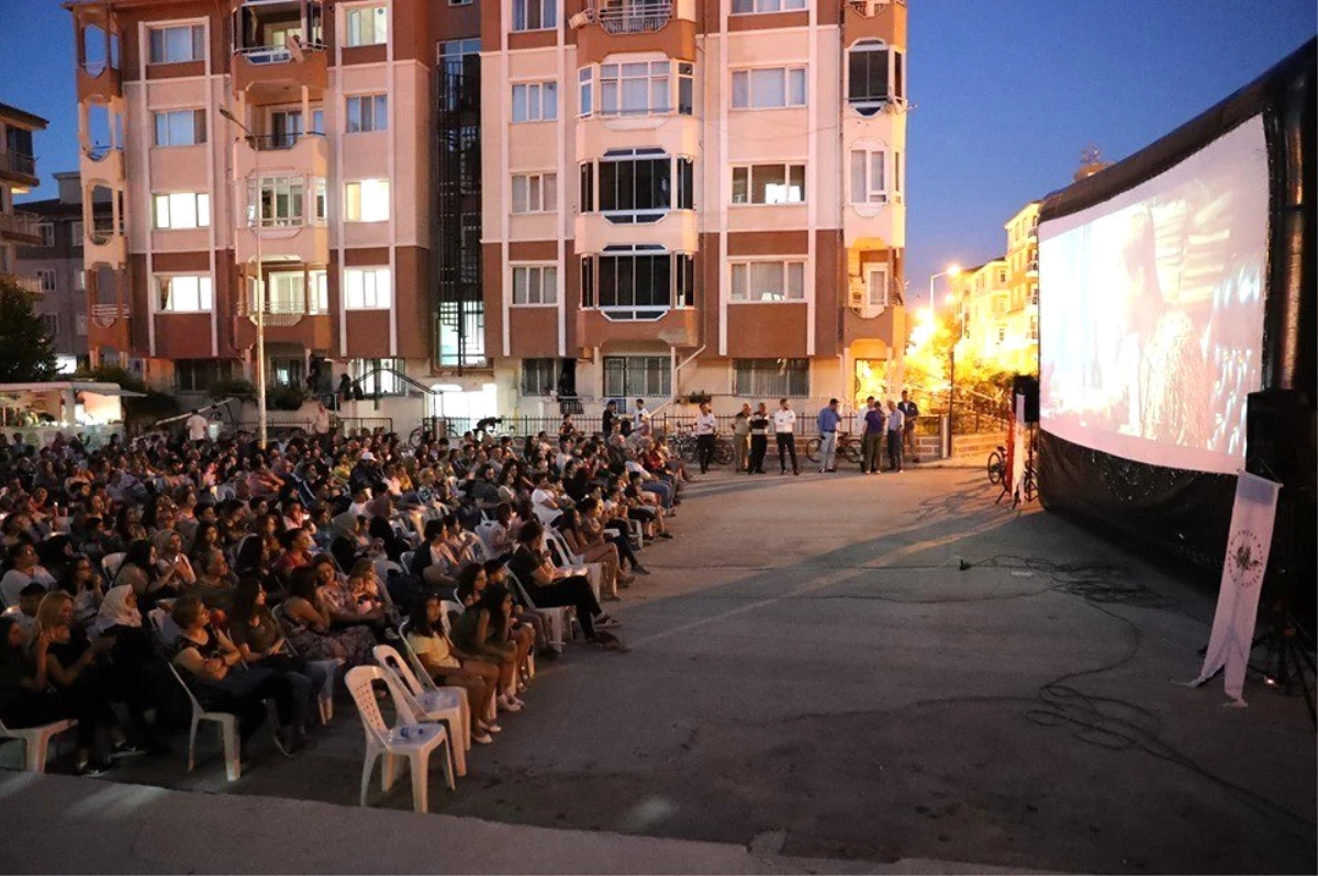 Burdur\'da sinema salonları sokaklara kuruldu