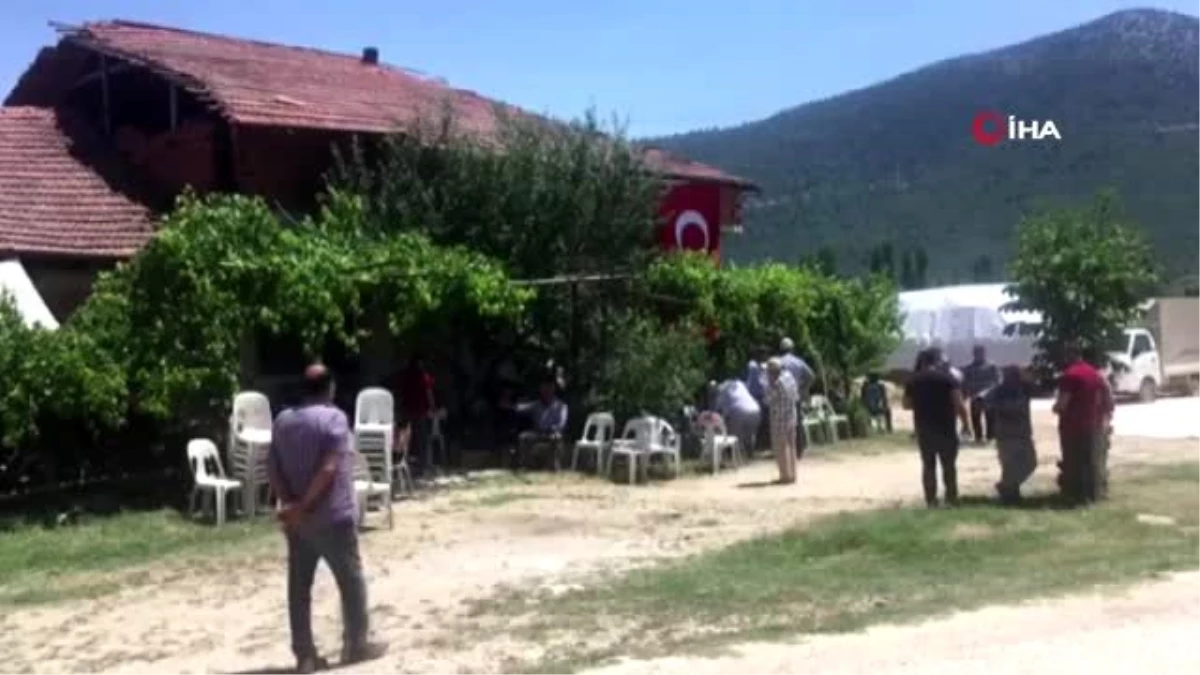 Burdur\'lu şehidin evi Türk Bayraklarıyla donatıldı