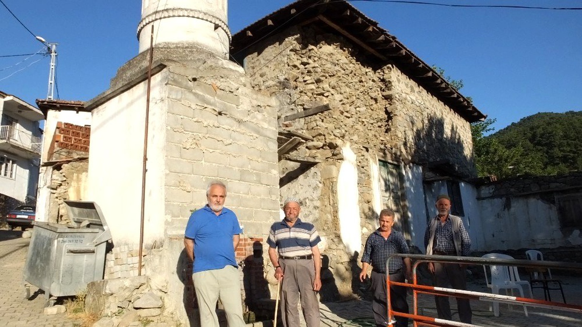 Burhaniye\'de eski cami vatandaşların üzerine yıkılacak