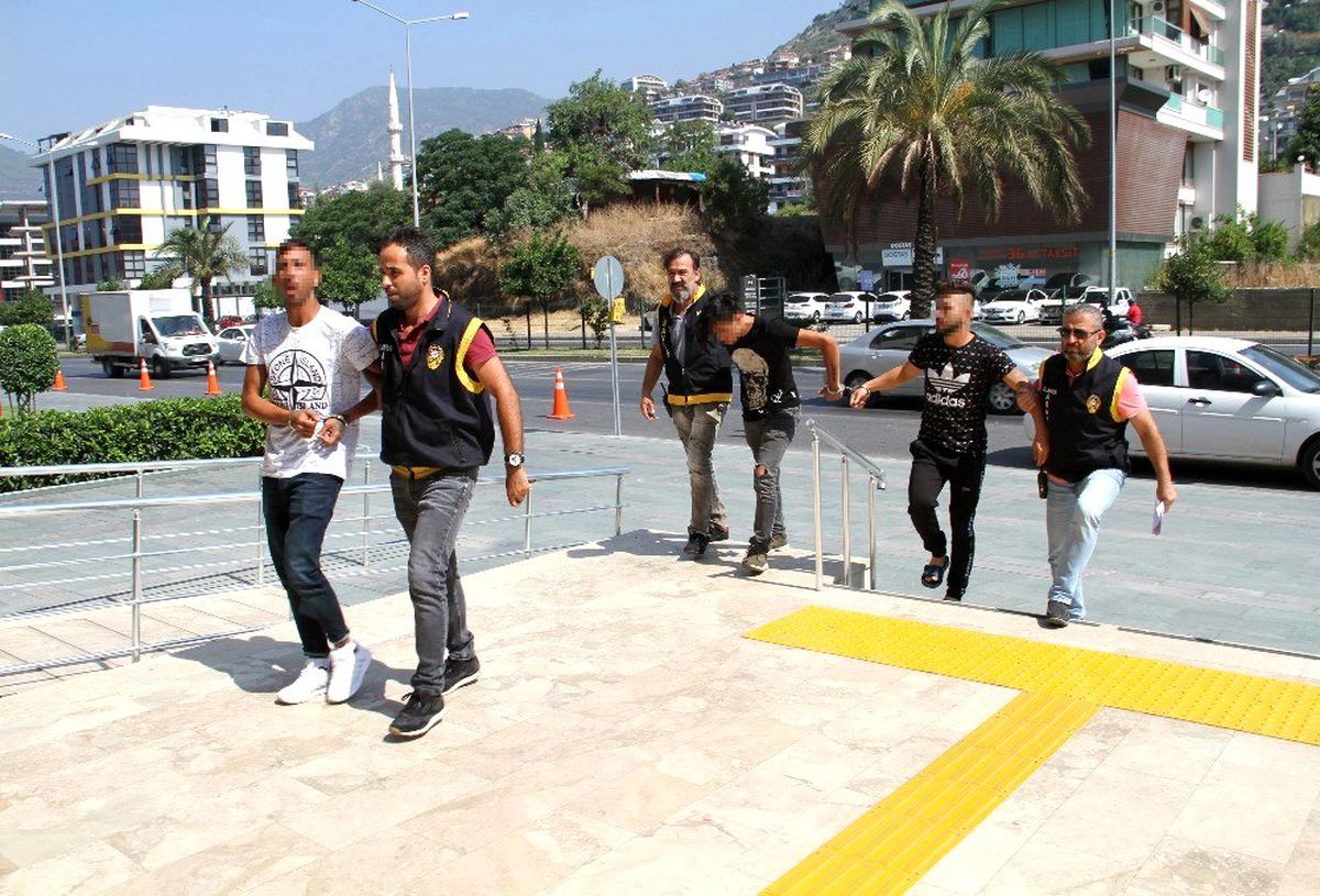 Çalıntı araçla kovalamaca sonucu yakalanan 3 şüpheli adliyede