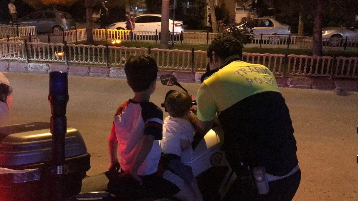 Çocukların polis sevgisi görenleri duygulandırdı