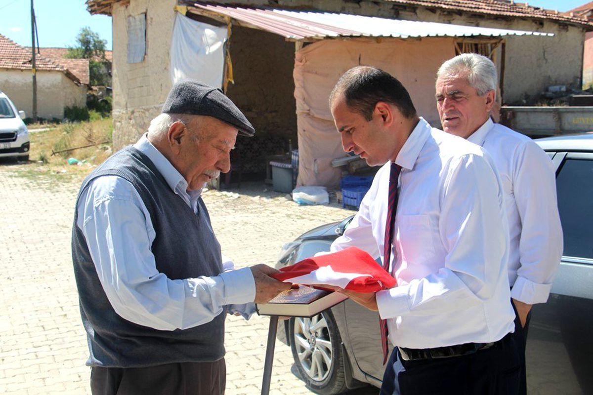 Dumlupınar\'da Şehit babasına Bayrak ve Kur-an\'ı Kerim hediye edildi