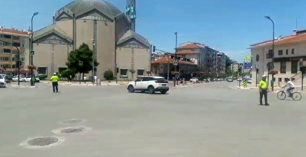 Elektrikler kesildi, trafiğin kontrolü polislere kaldı