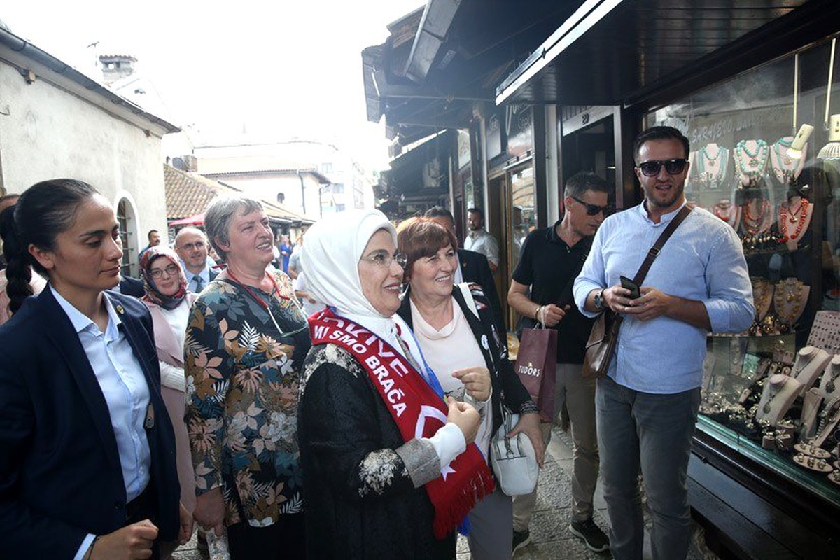 Emine Erdoğan, Saraybosna Maarif Okulu ve Yunus Emre Kültür Merkezi\'ni ziyaret etti