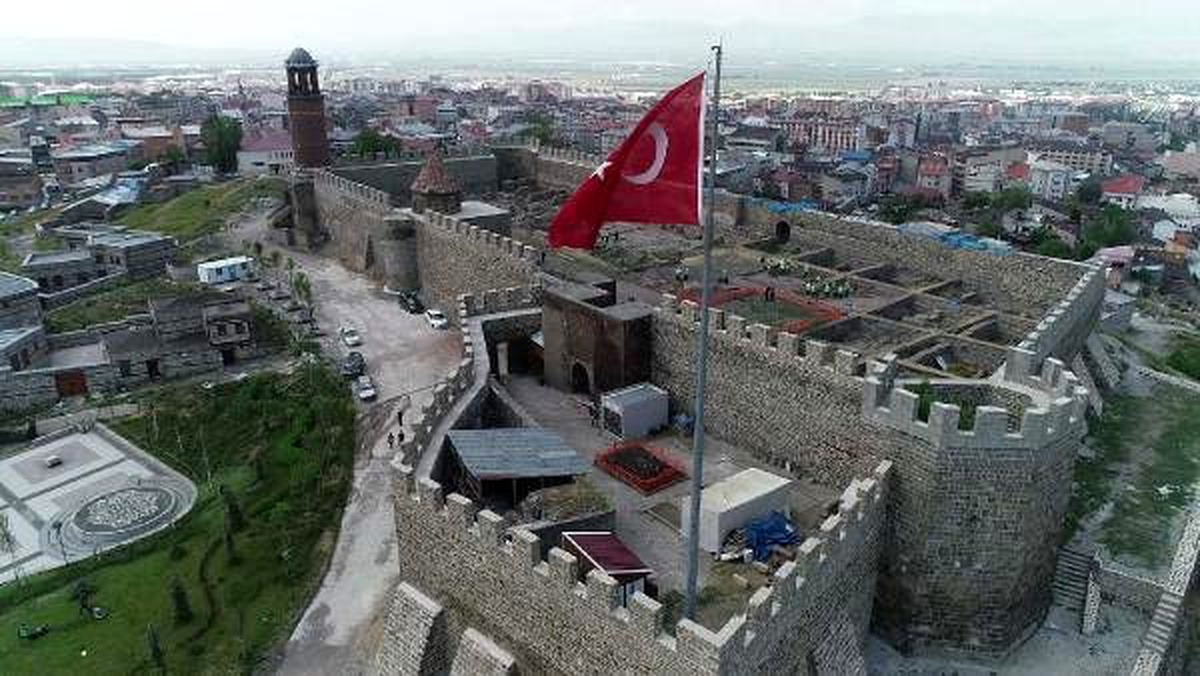 Erzurum Kalesi\'nde tarih kazısı