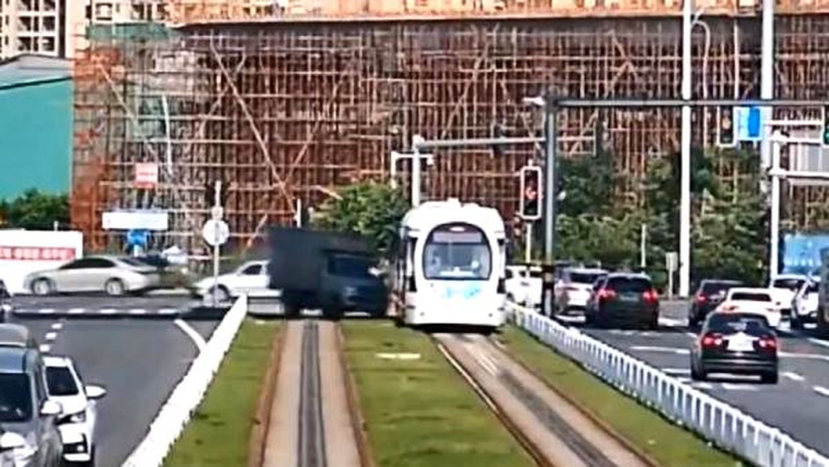 Fren yerine gaza basan kadın kamyon sürücüsü tramvaya çarptı