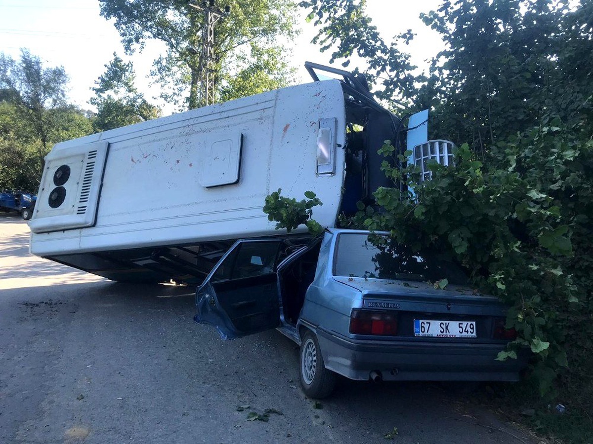 Freni patlayan yolcu minibüsü otomobile çarptı: 2 yaralı
