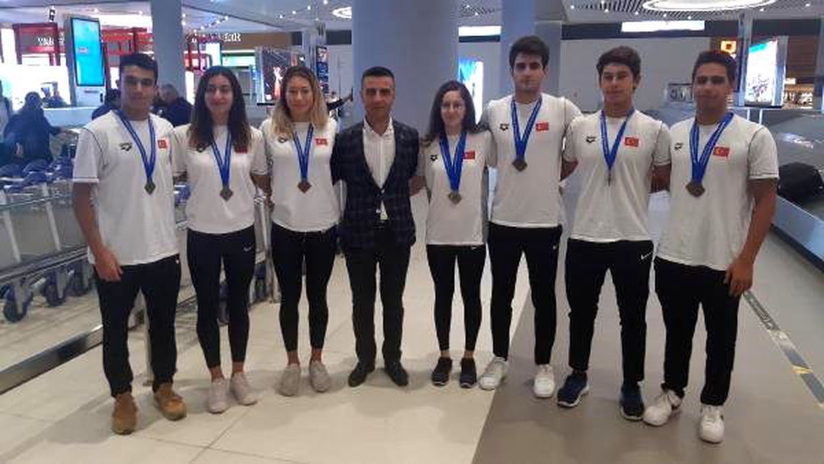 Genç milli yüzücüler yurda döndü