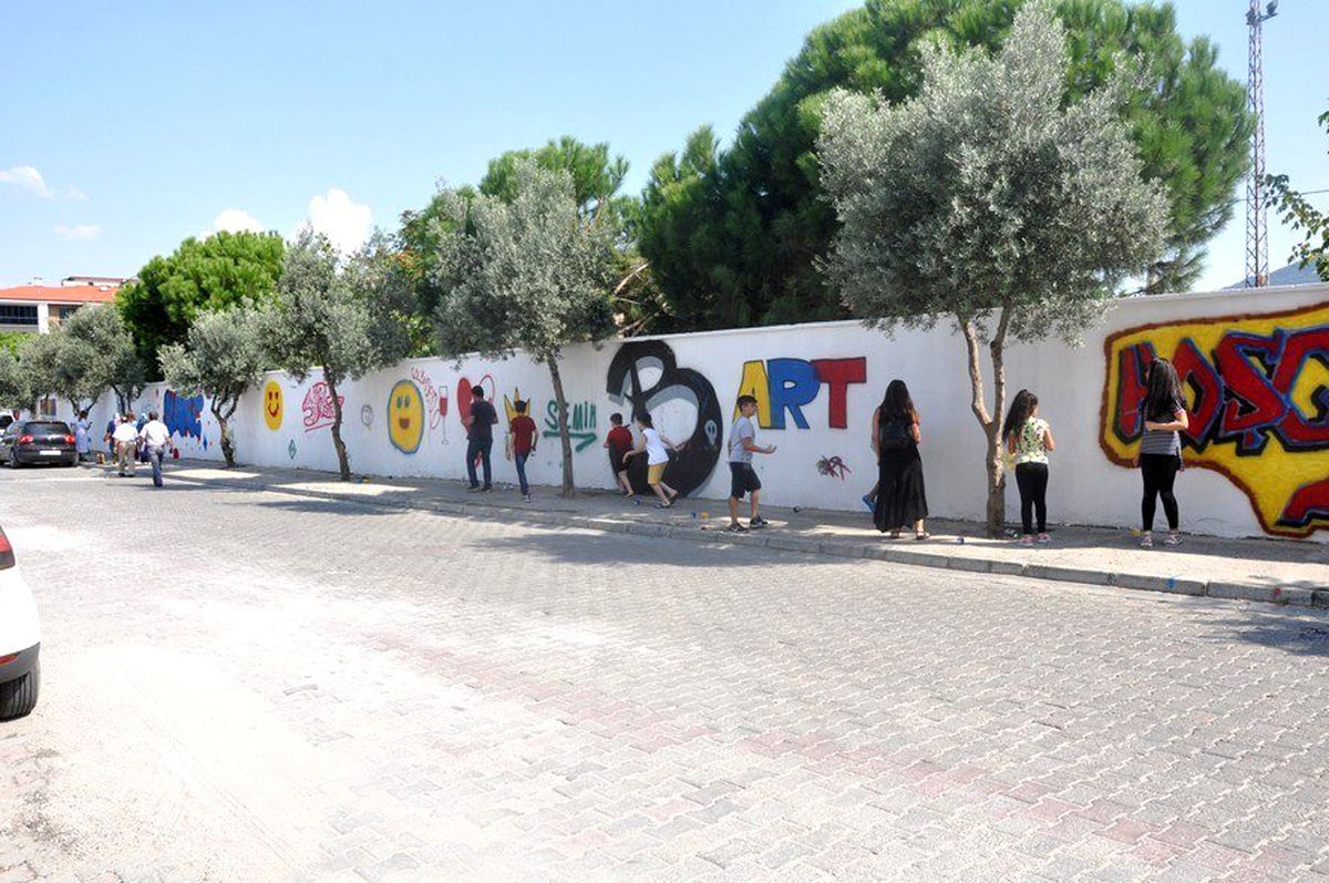 Gençlerin çizdiği grafitilerin üstü kapatıldı