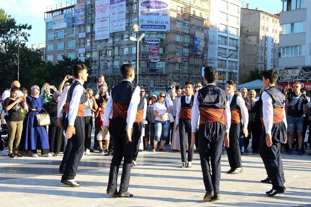 Halk oyunları ekibine coşkulu karşılama