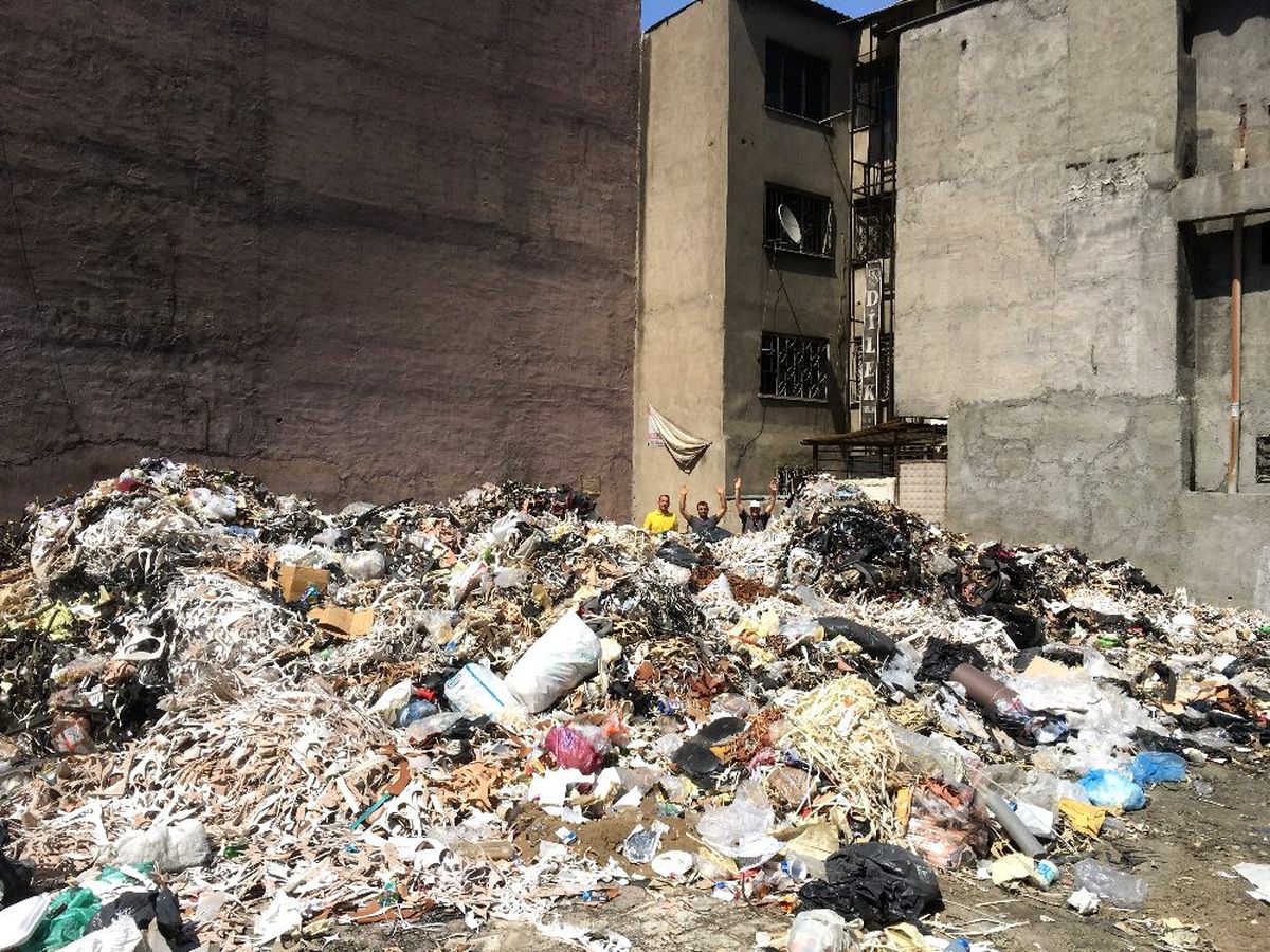 İzmir\'de çöp dağları: "Vergi veriyoruz ama çöpleri toplayan yok"