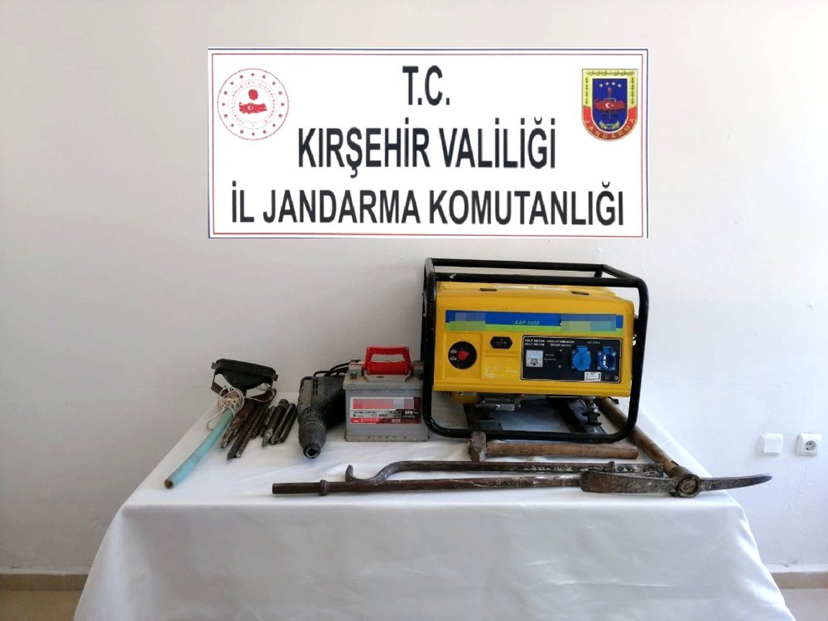 Jandarma izinsiz kazı yapan 5 kişi yakalandı