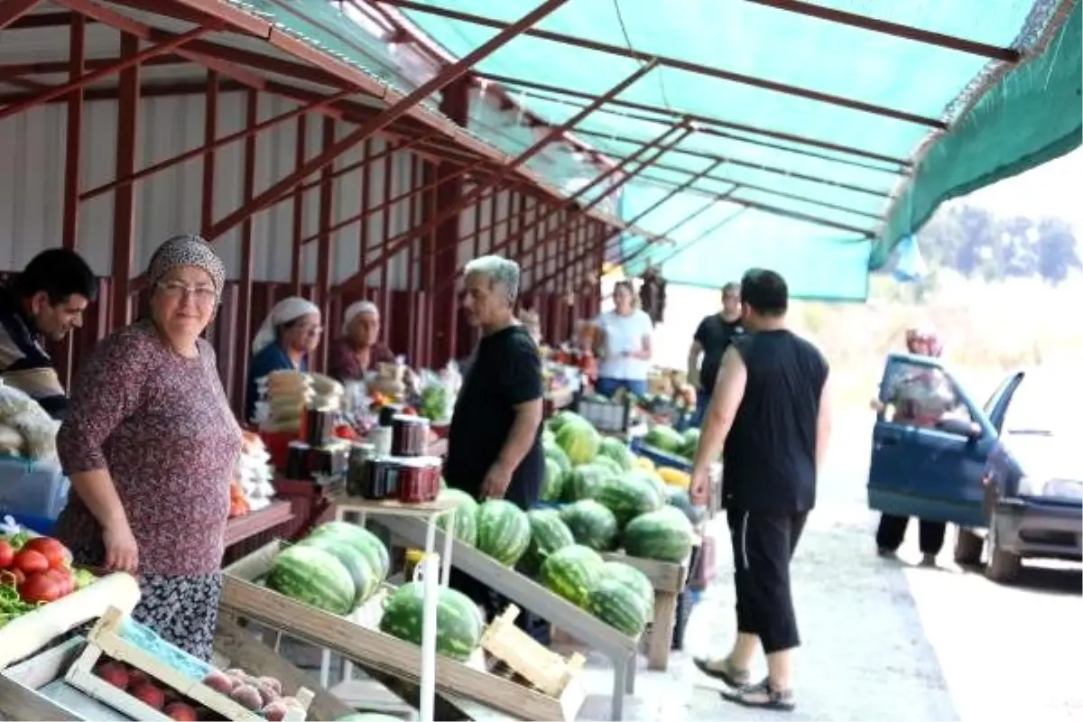 Kadınlar köyde üretip, yol kenarında tatilcilere satıyor