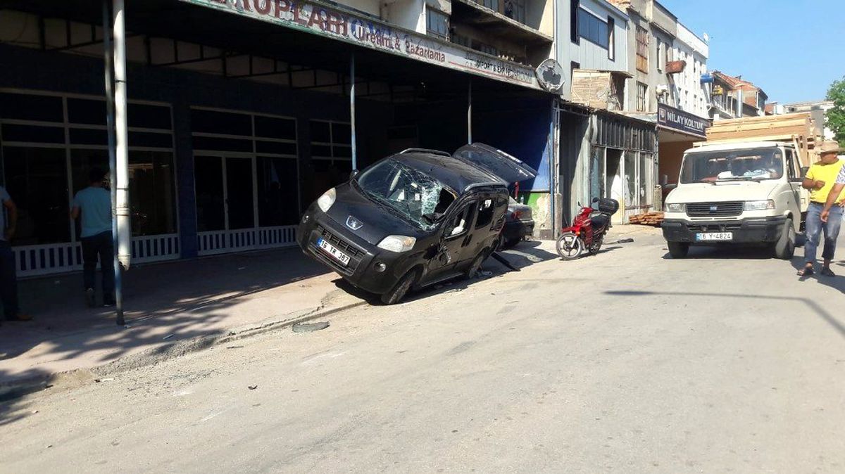 Kamyonet ile hafif ticari araç çarpıştı: 1 yaralı