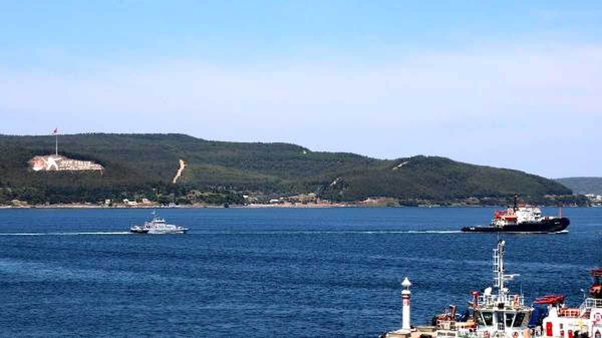 Karakol botunu çeken Rus askeri römorkörü, Çanakkale Boğazı\'ndan geçti