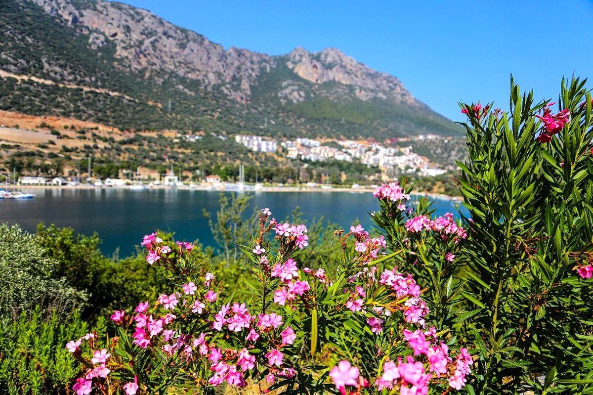 Kaş sokakları rengarenk