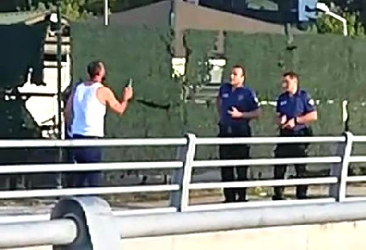 Kendisini uyaran polise bıçak çekince gözaltına alındı