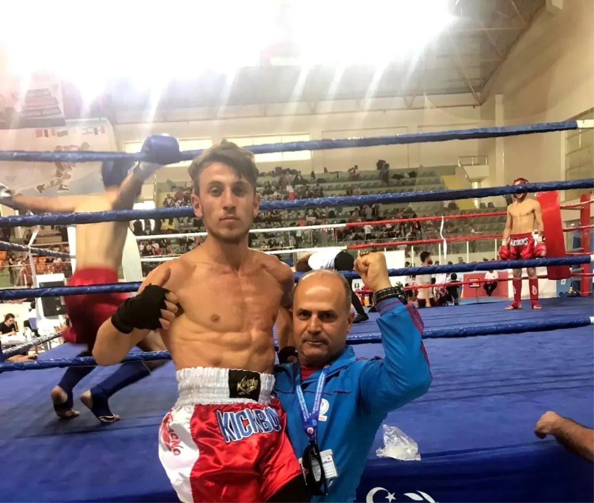 Kick boks müsabakalarından altın ve bronz madalyayla döndüler