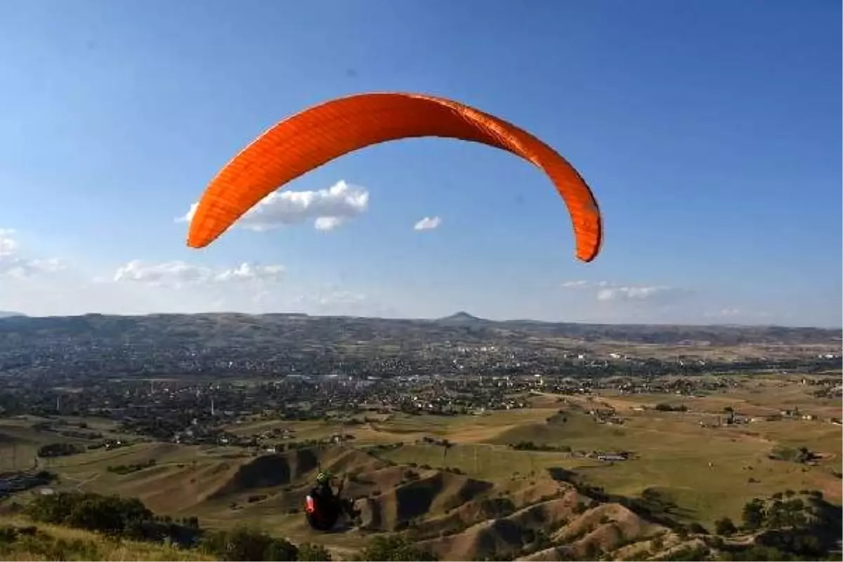 Kırıkkale semaları yamaç paraşütleriyle renklendi