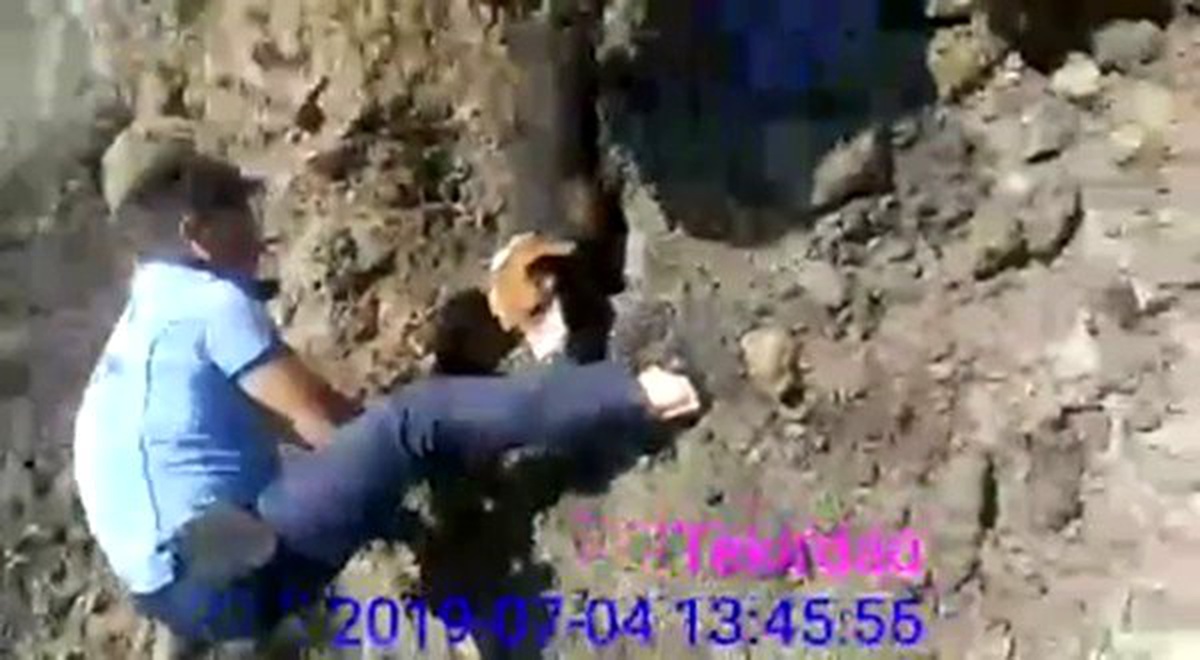 Köpeği kurtarmak için elleriyle toprak kazıdı