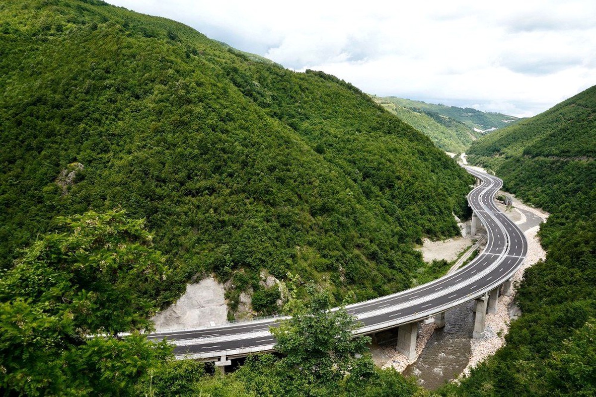 Kosova\'da otoyolda fotoğraf çekenlere ceza yağdı