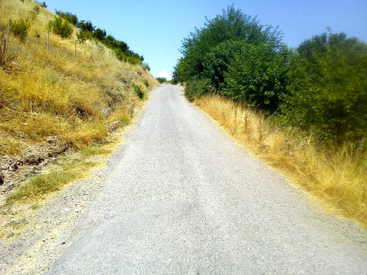Köylüler dar yolun genişletilmesini istiyor