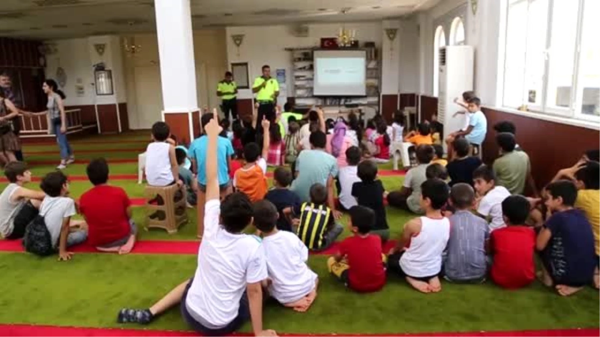 Kur\'an kursu öğrencilerine camide trafik eğitimi