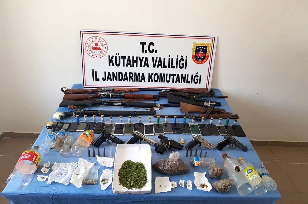 Kütahya merkezli uyuşturucu operasyonu: 20 gözaltı