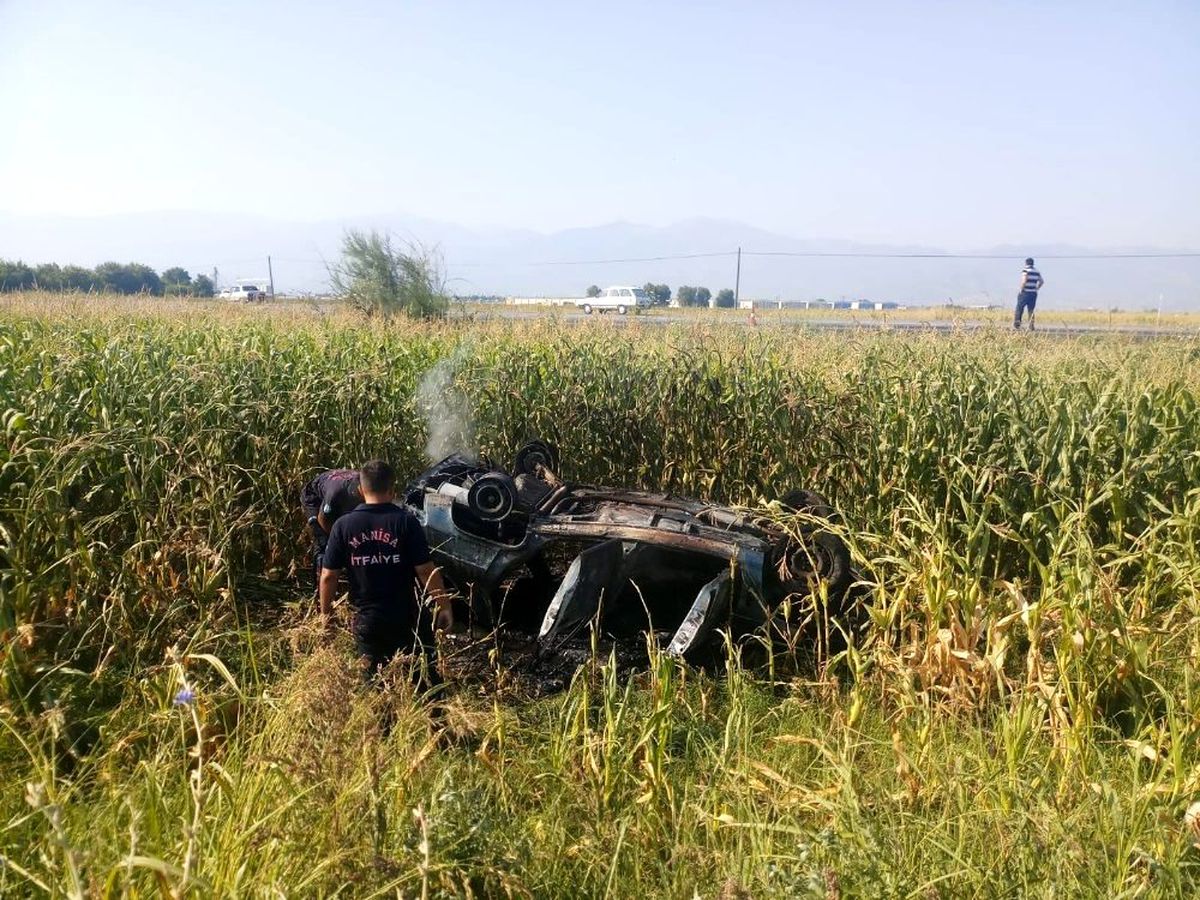 Manisa\'da takla atan araç yandı: 4 yaralı