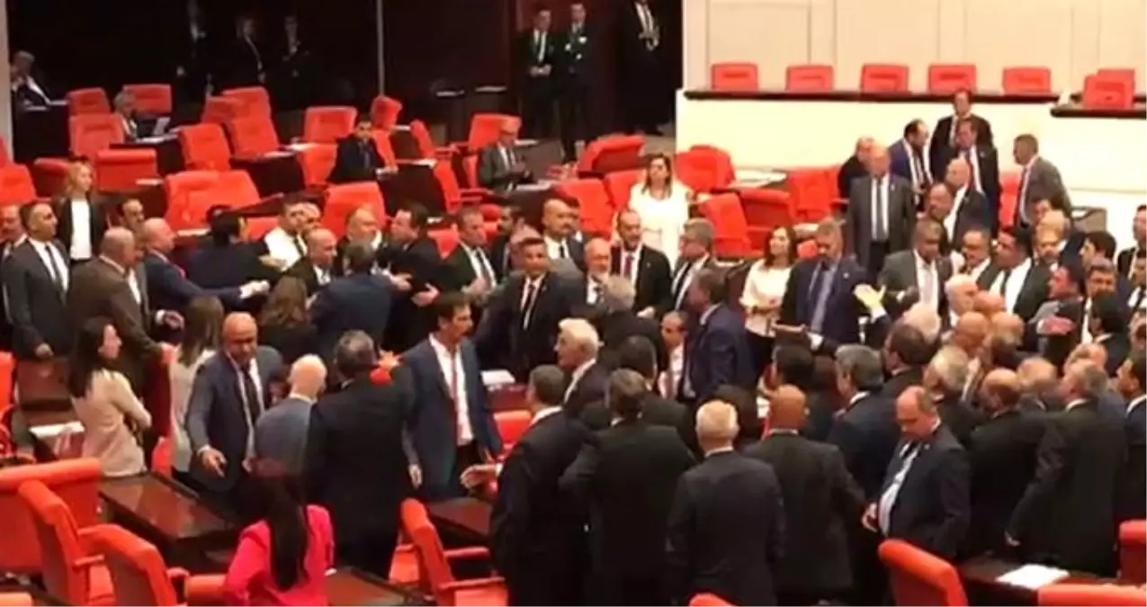 Meclis'te gergin anlar! MHP'liler CHP'li Özgür Özel'in üzerine yürüdü