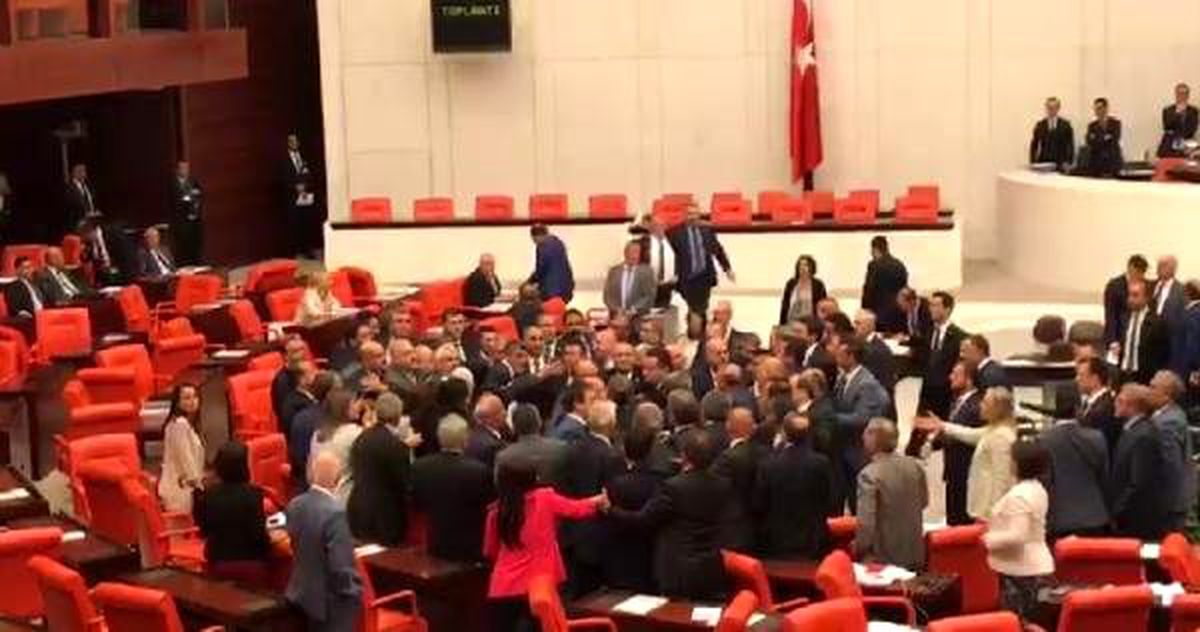 Meclis\'te MHP ve CHP milletvekilleri arasında gerginlik çıktı (1)
