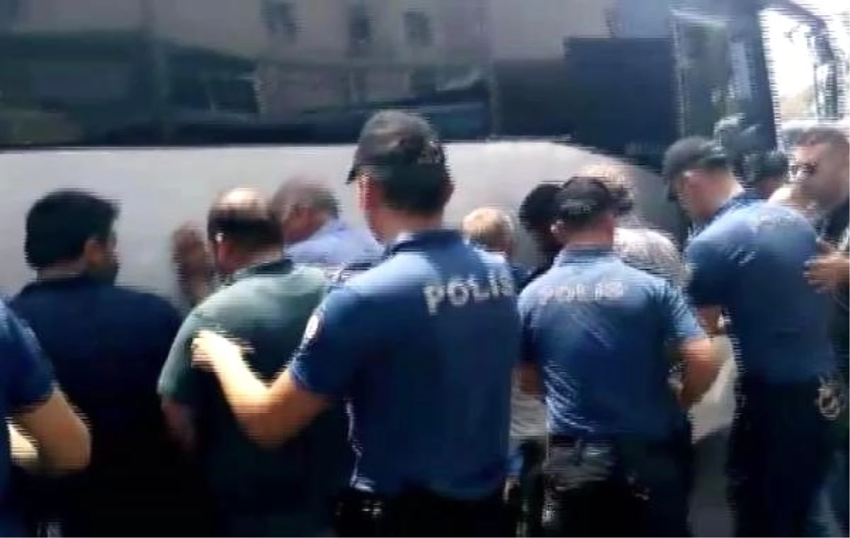Mersin\'de horoz dövüşçülerine polis baskını; 55 kişiye ceza