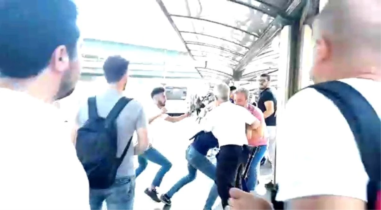 Metrobüs durağında kavga! Uyardı diye dövdüler