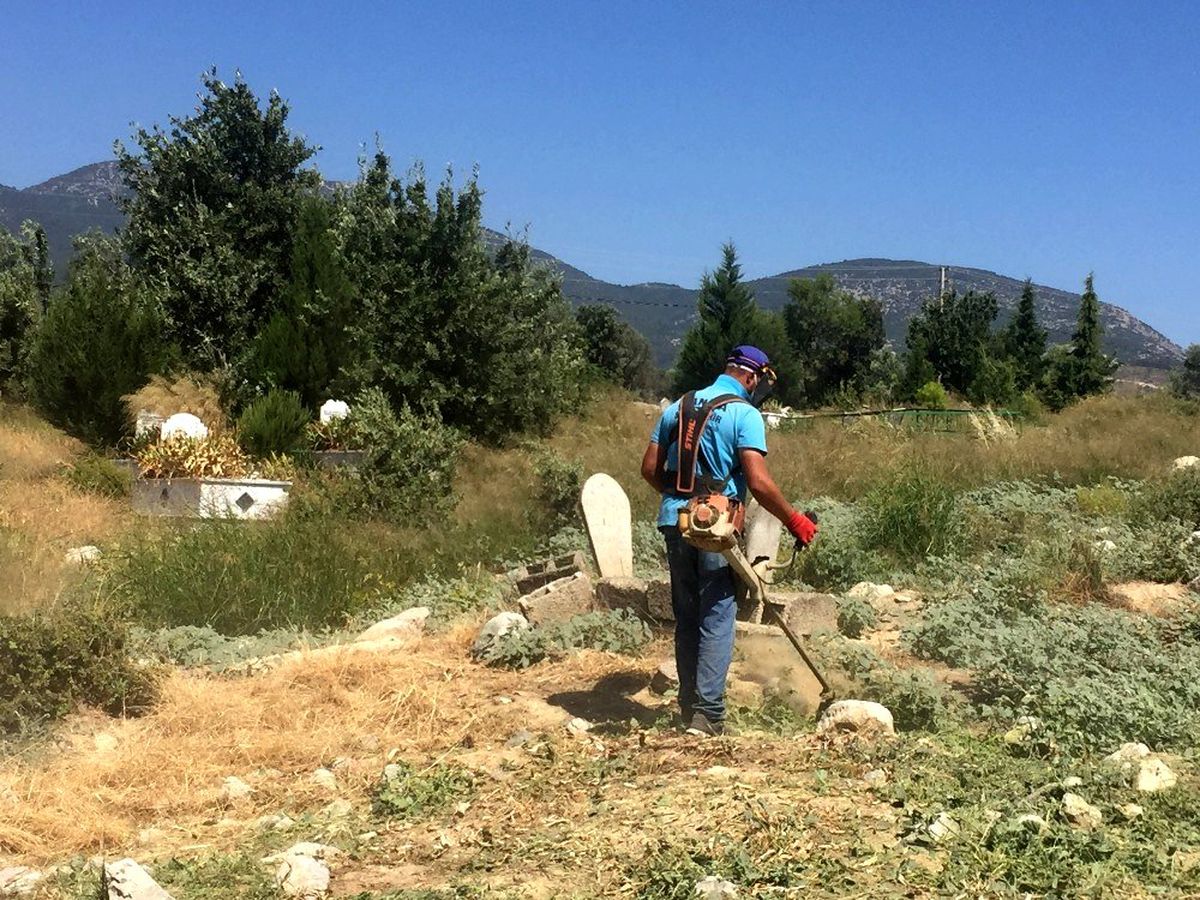 Mezarlıklarda bayram hazırlığı başladı