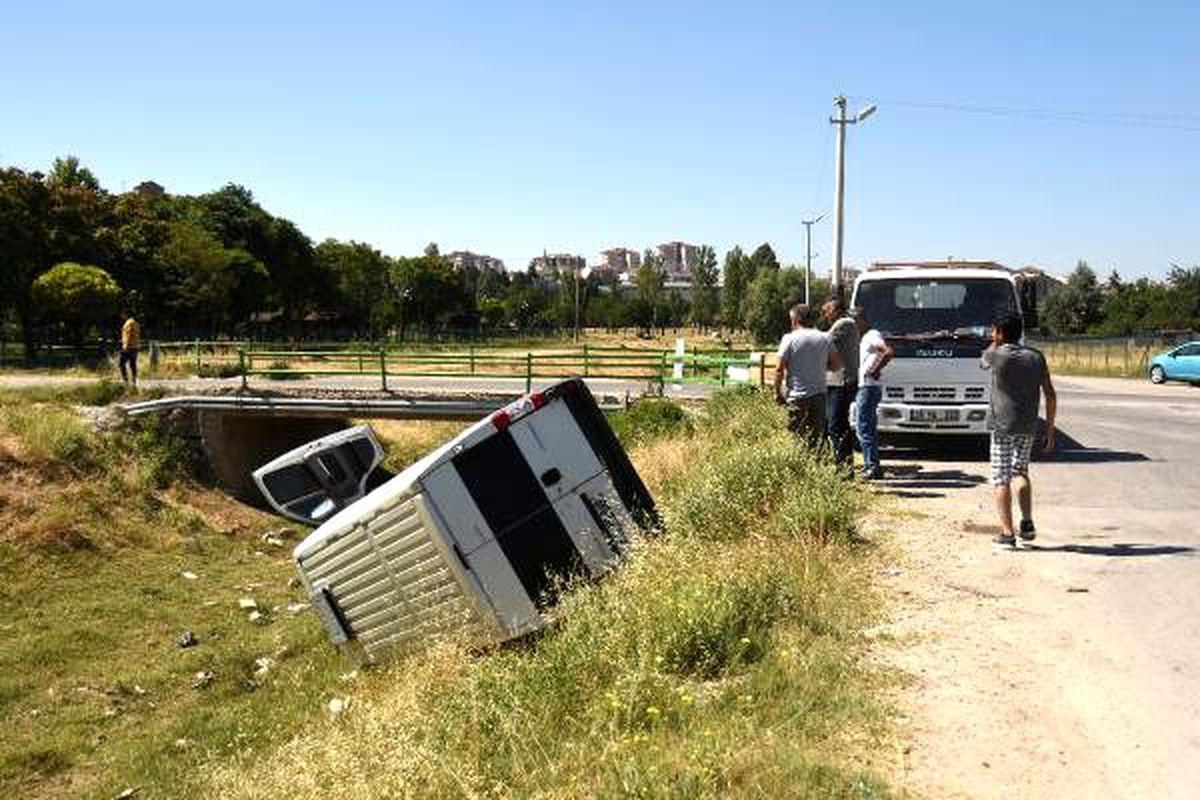 Minibüs boş su kanalına devrildi