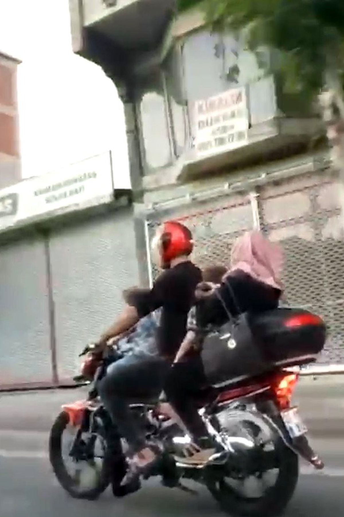 Motosiklete 5 kişi bindiler