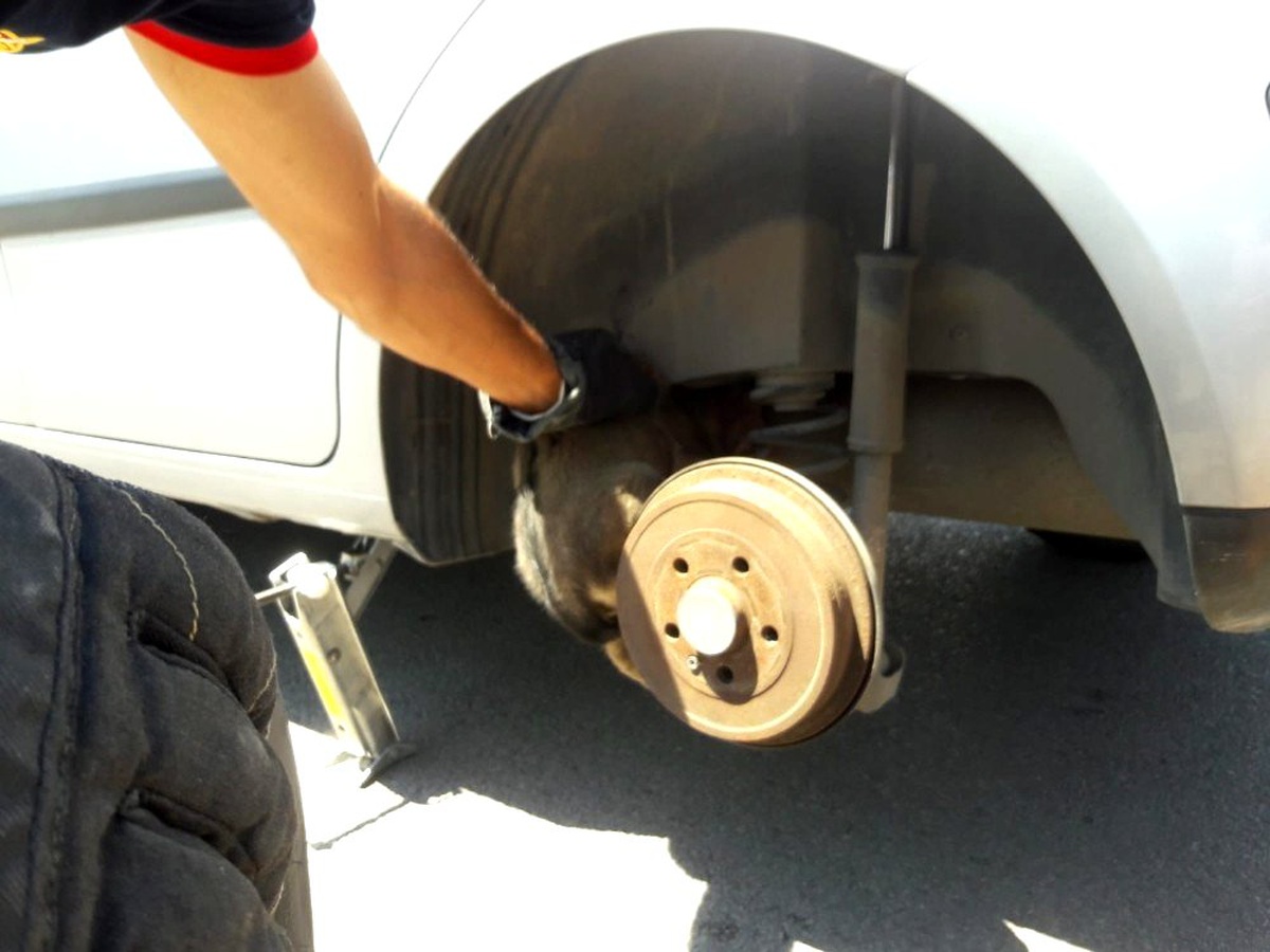 Otomobilin teker kısmına giren yavru köpeği itfaiye ekipleri kurtardı