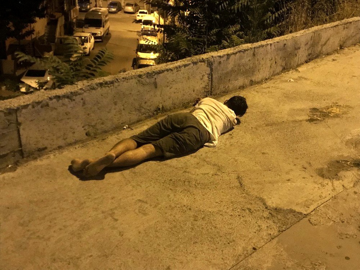 (Özel) Alkollü sürücü yol ortasında uyuyakaldı